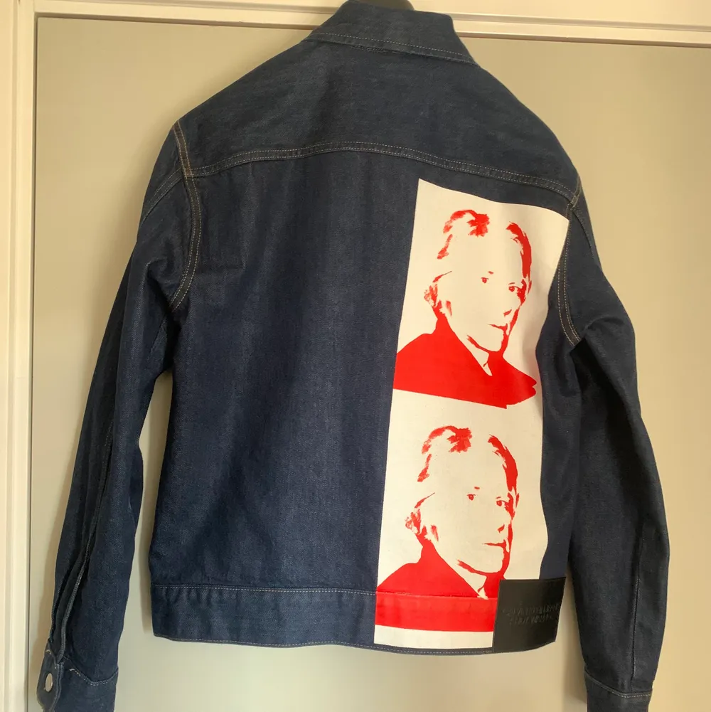 Sällsynt & slutsåld Calvin klein x Andy Warhol jeanscacka Använd 1 gång, mycket bra skick.                                           ( finns en liten defekt, se på sida 3). Jackor.