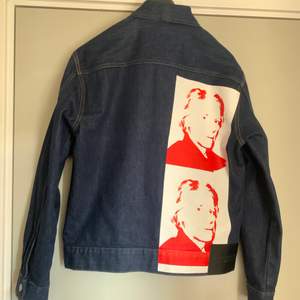 Sällsynt & slutsåld Calvin klein x Andy Warhol jeanscacka Använd 1 gång, mycket bra skick.                                           ( finns en liten defekt, se på sida 3)