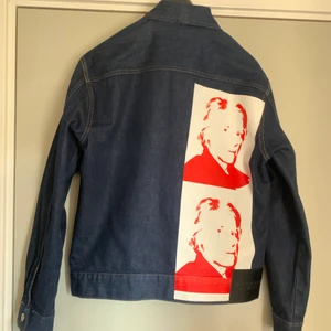 Calvin Klein x Andy Warhol jeansjacka - Sällsynt & slutsåld Calvin klein x Andy Warhol jeanscacka Använd 1 gång, mycket bra skick.                                           ( finns en liten defekt, se på sida 3)