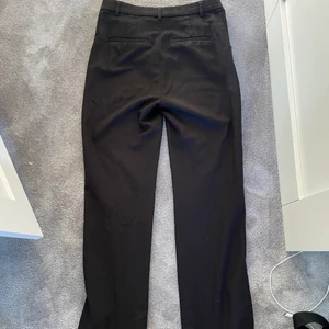 Kostymbyxor - Är en sidoslits på båda sidorna. Frakt tillkommer. Är 168 cm och de går precis ner till fötterna för mig. Små i storlek!!!!!! 