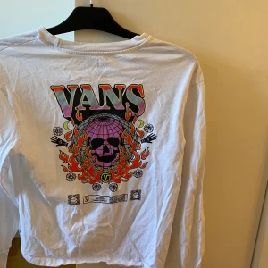 Vans - Vans tröja , använd ca 2 gånger, ej min stil och där av säljer jag den , fler bilder och frågor kom privat ❤️