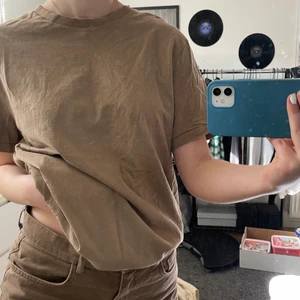Brun t-shirt  - Ljusbrun t-shirt från H&M i strl L, superfint skick! 