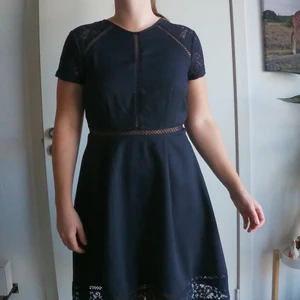 Spetsklänning från Nelly - Marinblå spetsklänning från Nelly med gömd dragkedja i ryggen, använd endast en gång. Passar även storlek 36 och 40. Säljes pga utrensning. Skriv privat vid intresse, köpare betalar frakt om inte annat bestäms