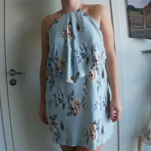 Sommarklänning från Nelly - Sval sommarklänning från Nelly One med hög hals och knappar i nacken samt dragkedja i ryggen. Endast använd en gång, säljes pga utrensning. Jag är 170 cm lång. Skriv privat vid intresse, köpare betalar frakt om inte annat bestäms.