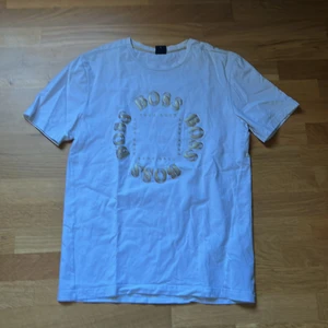 Hugo boss T-shirt  - Hugo boss T-shirt använd Max 3 gånger. Säljer den då jag inte använder den längre. Nypris ca 600kr
