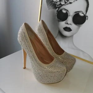 Höga skor med strass - Höga klackskor med strass. Använda fåtal gånger. Strl 38.