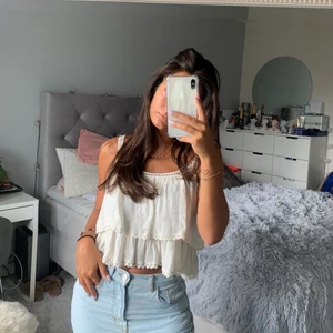 Sommartopp - Supersöt sommartopp i storlek S, märke (?). Säljer pga att den inte kommer till användning. Köp direkt för 100kr + frakt💕