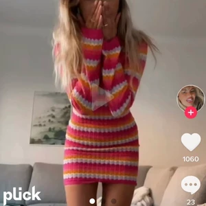 Bershka klänning  - Intressekoll på denna slutsålda superfina klänning från Bershka, helt ny med lapparna kvar❣️finns kvar så länge den inte är markerad såld, är många intresserade blir det budgivning❣️❣️ lånade bilder skriv privat för egna bilder, frågor eller likande 