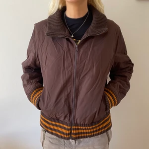 Brun jacka - Brun fin jacka med orange detaljer😁