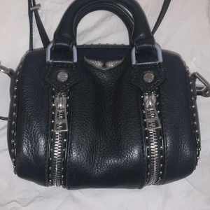 Zadig Voltaire väska  - Jag säljer denna fina Zadig väskan. Inte använd så myxket och är i mycket bra skick. Jag säljer den för 2000 ink frakt. 