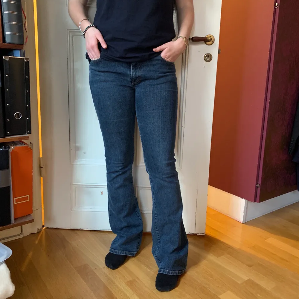 Mörkblåa Miss Sixty jeans!!!! De är lågmidjade bootcut. Väldigt töjbara, knappt använda och såå snygga! Storleken är mätt i tum men skulle säga att de är ca strl 38, men eftersom att de är så töjbara kan man ha dom om man har större och mindre storlekar! Pris kan diskuteras vid frakt eller liknande. . Jeans & Byxor.