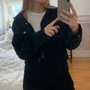 Svart oversized jacka - Snygg oversized jacka i manchestertyg. Står ingen storlek men skulle säga att den är i storlek m🧡 Kan skicka men köparen står för frakten :)