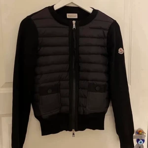 Moncler cardigan - Säljer denna moncler cardigan vår jackan i storlek 1. Fast pris! Skriv bara om intresserad. Äkta såklart kom priv för bättre bilder