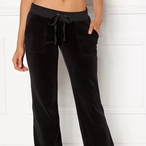 Juicy couture - Svarta Juicy byxor, självklart äkta, köpta på raglady för 1000kr. Storlek XS🖤 pris 500kr + frakt (66kr). Väldigt snålt använda så i super skick!✨