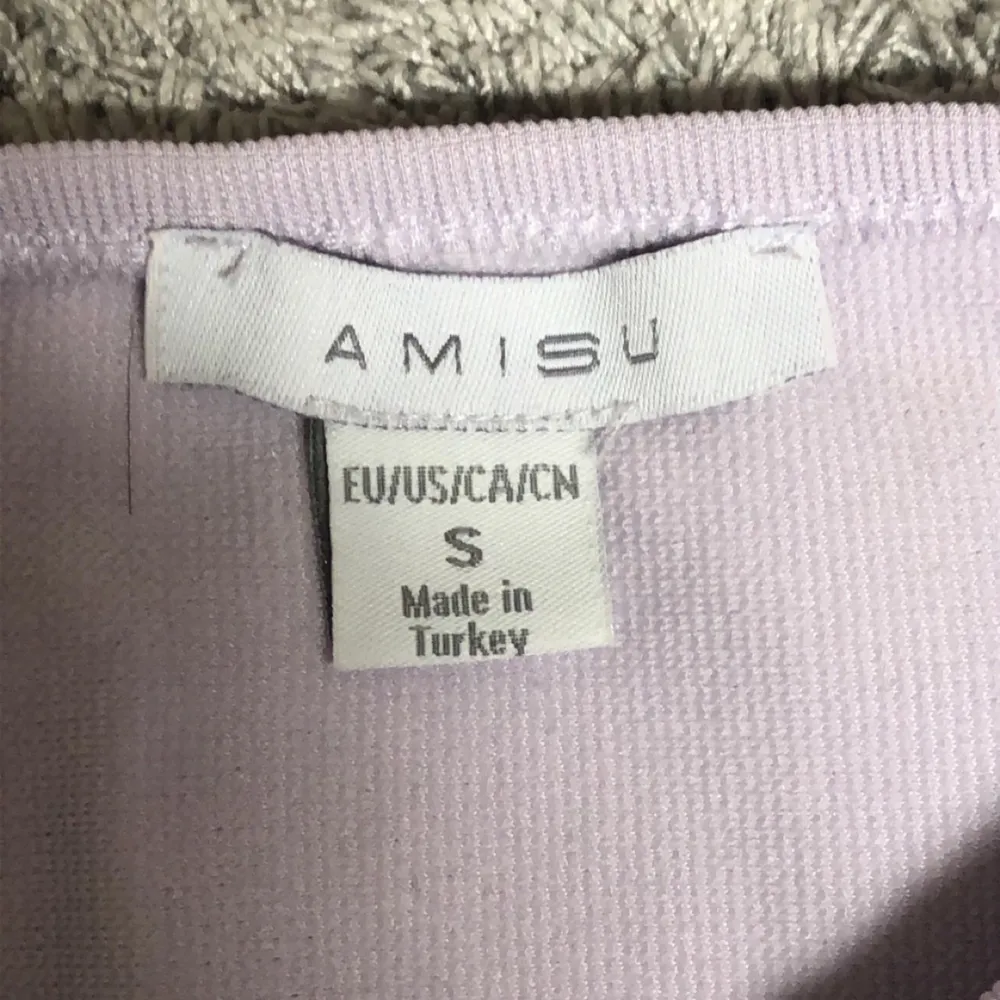VĂ€ldigt gullig topp i storlek S, den Ă€r i bra stick men den har nĂ„gra vita flĂ€ckar som knappt syns. SĂ€ljer den dĂ„ för den knappt kommer till anvĂ€ndning â€ïž . YlĂ€osat.