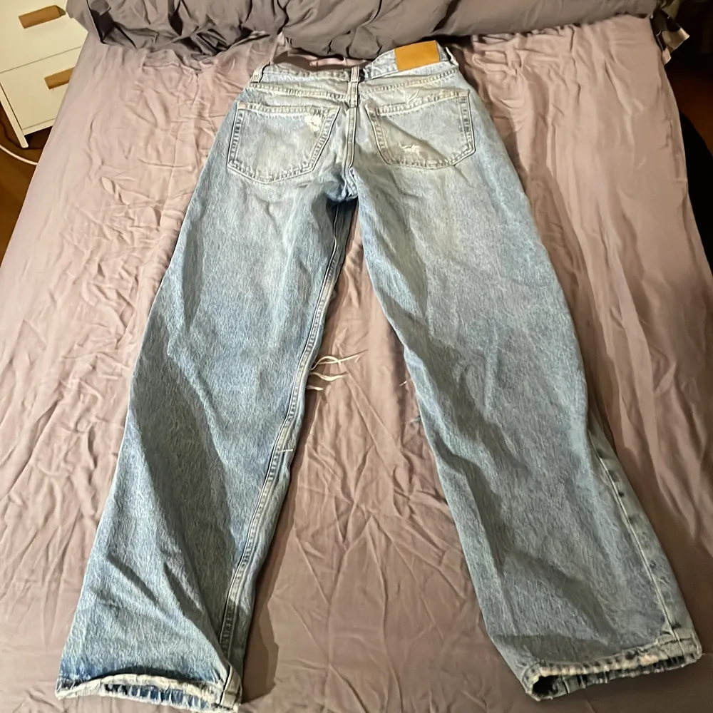 Ett par blå jeans från Gina ”perfect jeans” i storlek 32. Köptes för va 1 år sedan men använts ca 5 ggr så de har legat i garderoben ett tag. Det är ingen bild på mig pga att de är alldeles för små så jag inte ens får på mig de. Jag har vanligtvis ca 36 i byxor. Säljer då pga av att de är för små och att jag ej använder jeans längre. De är breda jeans med fickor bak och fram, tre ”hål” och har heller. De är högmidijade.. Jeans & Byxor.