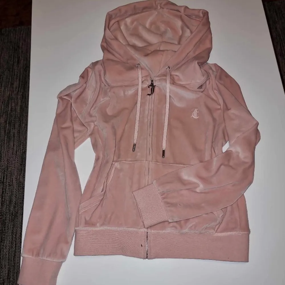 Säljer nu min ljusrosa juicy couture hoodie, storlek M. Den är bara använd en gång så den är i som helt ny, nypris 1100kr💕💕       GRATIS FRAKT. Tröjor & Koftor.