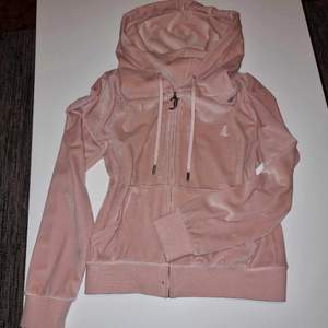 Säljer nu min ljusrosa juicy couture hoodie, storlek M. Den är bara använd en gång så den är i som helt ny, nypris 1100kr💕💕       GRATIS FRAKT