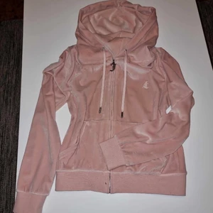Juicy couture  - Säljer nu min ljusrosa juicy couture hoodie, storlek M. Den är bara använd en gång så den är i som helt ny, nypris 1100kr💕💕       GRATIS FRAKT