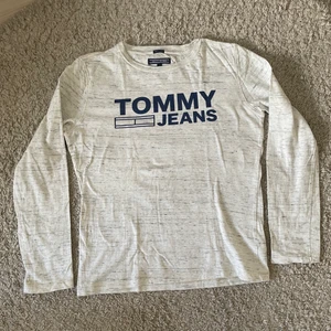 Tommy hilfiger långärmad T-shirt stl 152 - Beige långärmad Tommy hilfiger T-shirt i bra skick, använd ett fåtal gånger bara. Stl 152. Köparen står för frakten. Inget återköp