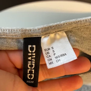 T-shirt - Den är lite liten för mig, nypris: 100kr mitt pris: 40kr plus frakt🌟