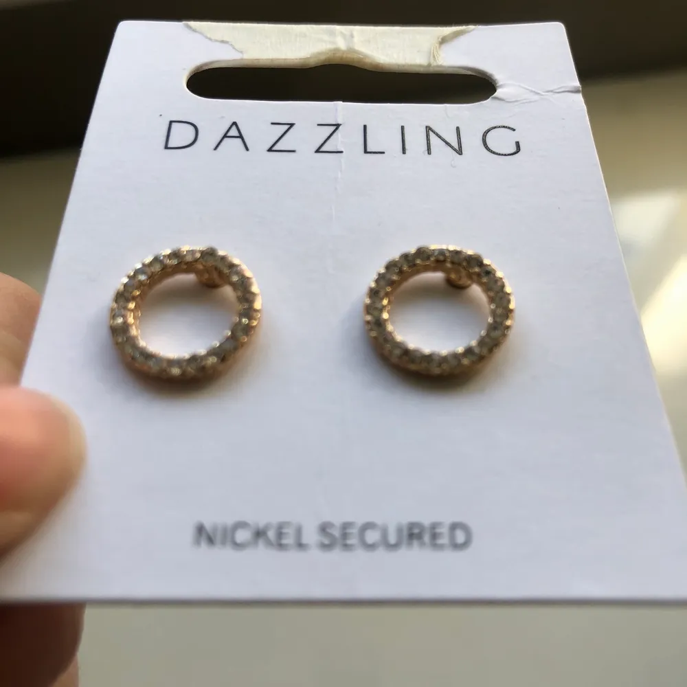 Ett par öronhängen från Dazzling, aldrig använda. (Nickelfria). Accessoarer.