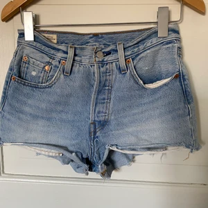 Jeansshorts  - Säljer världens finaste jeansshorts från Levis!💞 Är knappt använda då de är i alldeles för små för mig 😩😩 I modellen 501 och storlek 26 (midjemåttet är ca 76cm). Midwaist och helt perfekt nu inför sommaren och sååå himla trendigt!💘 Nypriset var 699kr och nu säljer jag de ENDAST för 200kr!!!😍