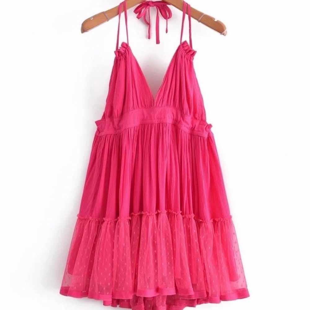 Säljer nu denna sommardröm till klänning!! Klänningen är rosa och har en öppen rygg. Man knyter den själv både i nacken och i ryggen så passar dom flesta storlekar!. Klänningar.