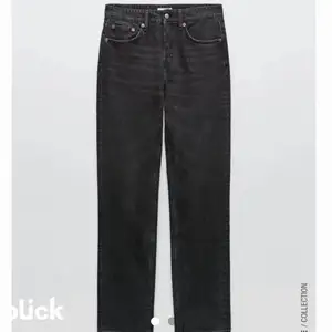 Hej, säljer dessa fina mid straight jeans från Zara. Knappt använda då dom ej passade mig. Nypris: 359, jag säljer dom för 250 + frakt💞