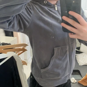 Gina tröja  - Denna fina Gina tröja kommer ej till användning, finns eventuellt snöre till som går att leta upp i mitt rum om det är ett måste. 