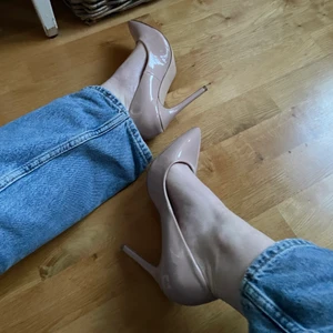 Stilettos wide fit storlek 37. - Klackar i storlek 37 wide fit (funkar även på en 38). Klackhöjd 9/10 cm. Beiga nude glansiga till färgen. Använda vid ett tillfälle.