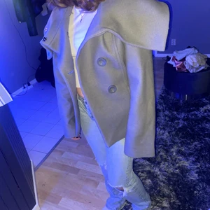 Grå kappa - Grå kappa i storlek 38 från Sara Kelly 