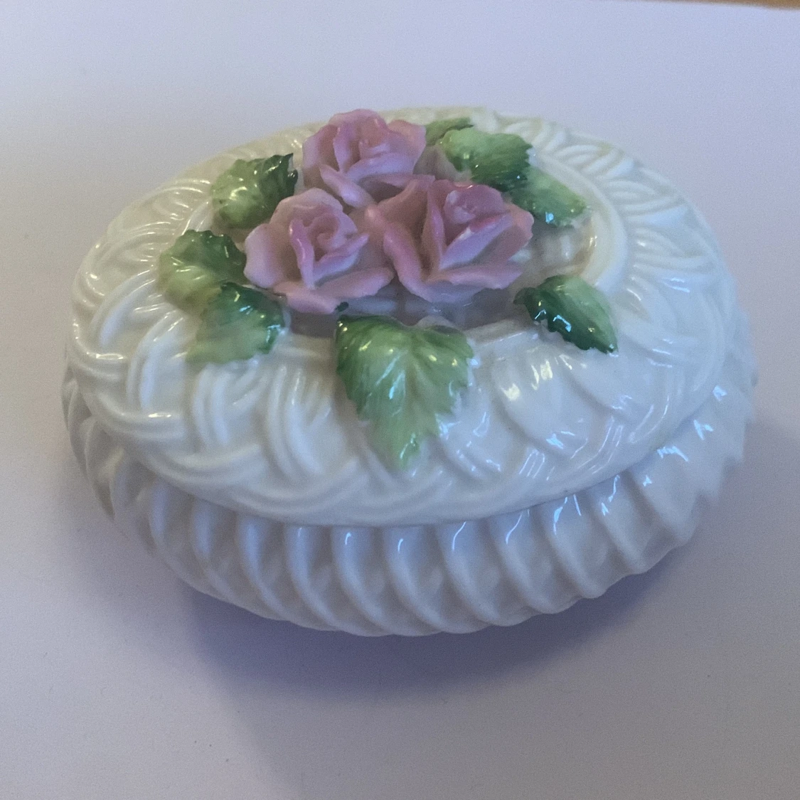 Porslins burk med blommor på - 90