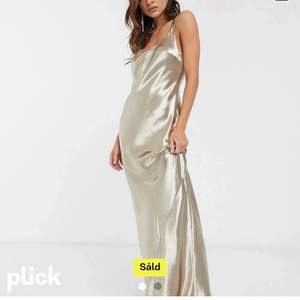Säljer denna super fina klänningen i en champange färg, passar perfekt till bal eller liknande! Säljer då jag hittat en annan balklänning. Klänningen är i storlek 36 och aldrig använd, lappar sitter kvar! Säljer för 400