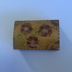 Liten minnes låda - Liten gullig låda i trä att lägga små minnen i 