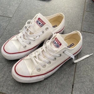 Converse - Säljer mina vita converse som endast använda två gånger och är som nya.  