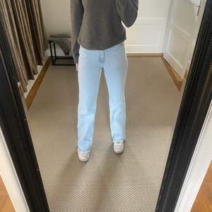 Jätte snygga långa ljusblåa högmidjade jeans från zara. Sitter perfekt för mig som är 180 cm!