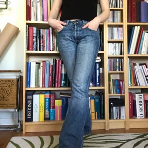 Lågmidjade 00s jeans - LÄGGER UPP IGEN DÅ FÖRRA KÖPAREN DROG SIG UR! Coola lågmidjade 00-tal jeans med bootcut från Lee 💙 säljer då de inte kommer till användning🍀 är 177 och brukar ha M i jeans och de går ner till fötterna och sitter bra runt midjan 💫 84 cm runt midjan och 83 i innerbenslängd 🌟 frakt ingår inte i priset :)