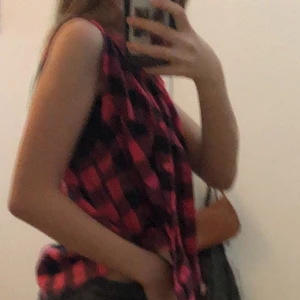 Gina tricot tröja storlek 36 - Säljer den här tröjan från Gina tricot för att jag it använder den. Storlek 36 den passar mig som brukar ha ca xs. Använd 1 gång så den är inte trasig eller sliten.