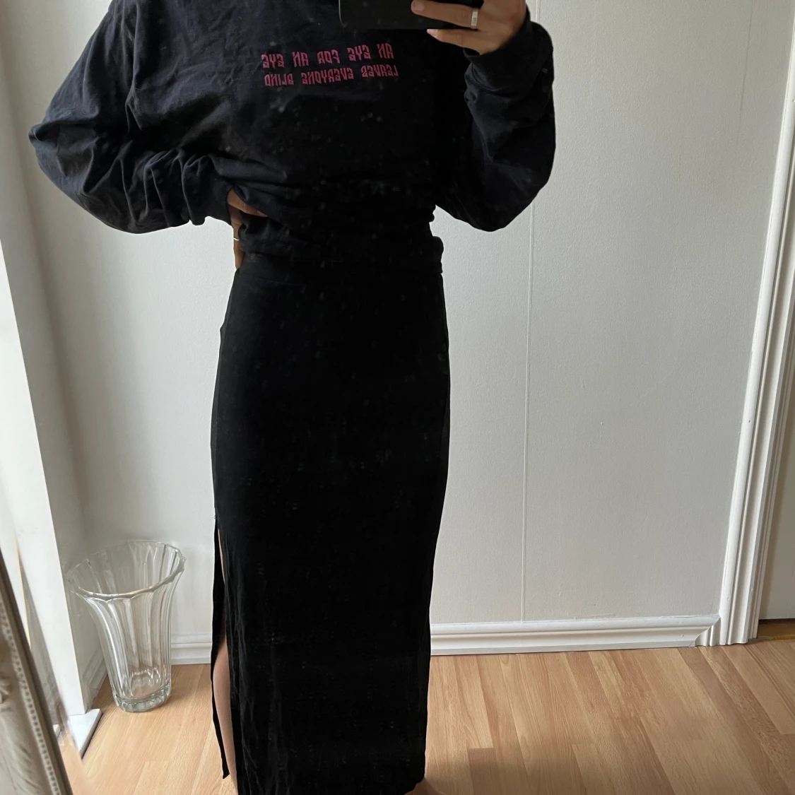 Lång svart kjol med slitt  - 90