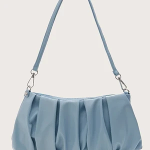 Fin väska - Säljer denna fina väska från SHEIN. Väldigt bra skick och bra material. Perfekt till sommaren💙💙