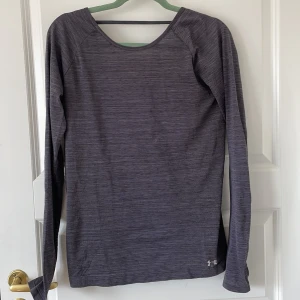 Under Armour Träningströja  - En tunn Träningströja ifrån Under Armour med delvis öppen rygg. Köparen står för frakt.