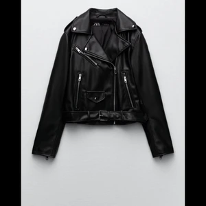 Skinnjacka Zara - Säljer min super fina skinnjacka från zara då den aldrig kommer till användning! Den är i storlek L men passar jätte bra på mig som har storlek S och funkar jätte bra med tjocktröjor under💓 Köpt i oktober men är i nyskick😁 Kontakta mig för mer info!! 