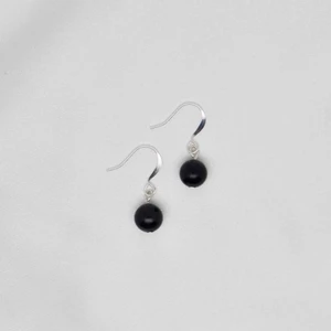 Örhängen - Handgjorda örhängen. Örhängena är silver/guld pläterade, och klarar av vatten. Finns i flera färger och pärlor på min sida! Pärlorna är 0,8 cm                                                               -                                                                                                 Köp 3 betala för 2! Packar säkert och fint, går att ge som present redan i posten. Frakt kostar 13 kr 📦                            Hör av dig vid frågor 💕 /Isadoras Silver