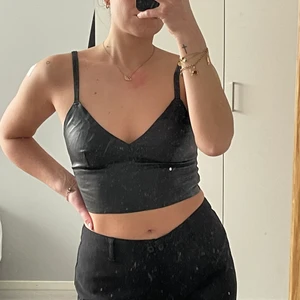 Skinntopp från zara - Snygg skinntopp från Zara!! Använd en gång.