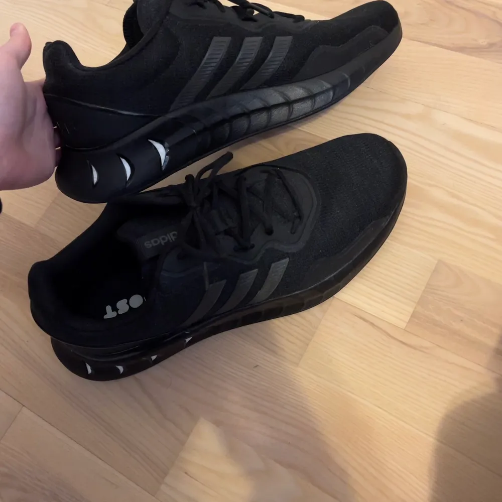 Säljer dessa snygga oanvända adidas skorna! Skorna är i storlek 47, svarta och snygga nu till våren. Kan tänka mig gå ner i pris vid snabb affär. Du står för frakten eller vi möts vi i Malmö. :). Skor.