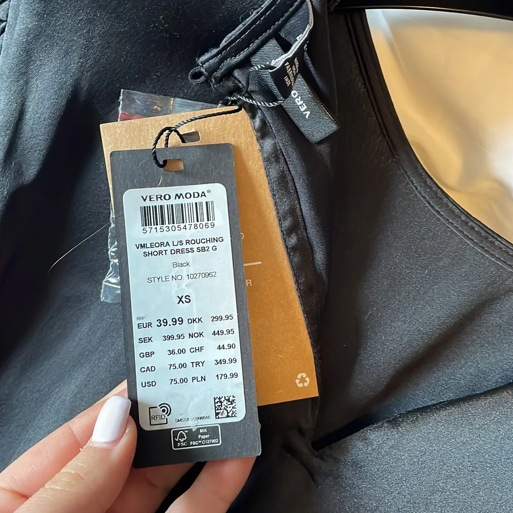 Ny klänning från Vera Moda i storlek xs, nypris 400kr och jag säljer den för 150 kr eller bud, köpare står för ev frakt!💗. Mekot.