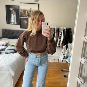 Brun långärmad - Kort, super fin, långärmad tröja från NAKD🤎 Använd 1 gång. 