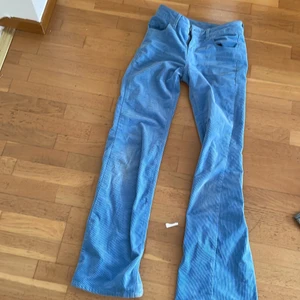 H&m small 165 cm - Ljusblåa mashesterbyxor från H&m. 3 månader gamla och är använda sju gånger