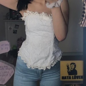 Korsett topp  - Jättesöt vit korsett topp, men tyvärr för stor för mig 🥺 Frakt tillkommer <3